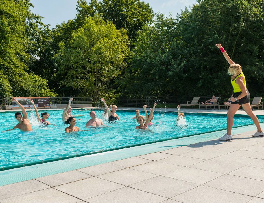 Aquagymnastik im Außenbecken der VitalSol Therme