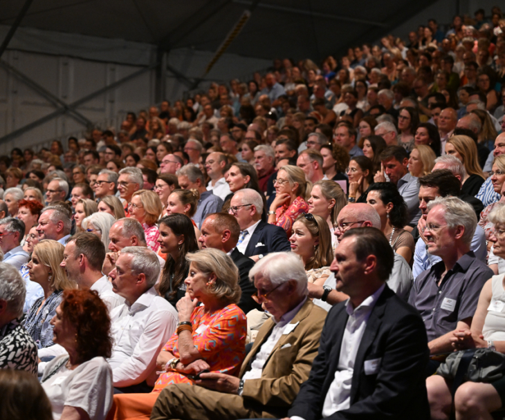 Das Publikum ist begeistert. Nach den Vorstellungen spenden Gäste Applaus, © Michael Lübke, Düsseldorf Festival