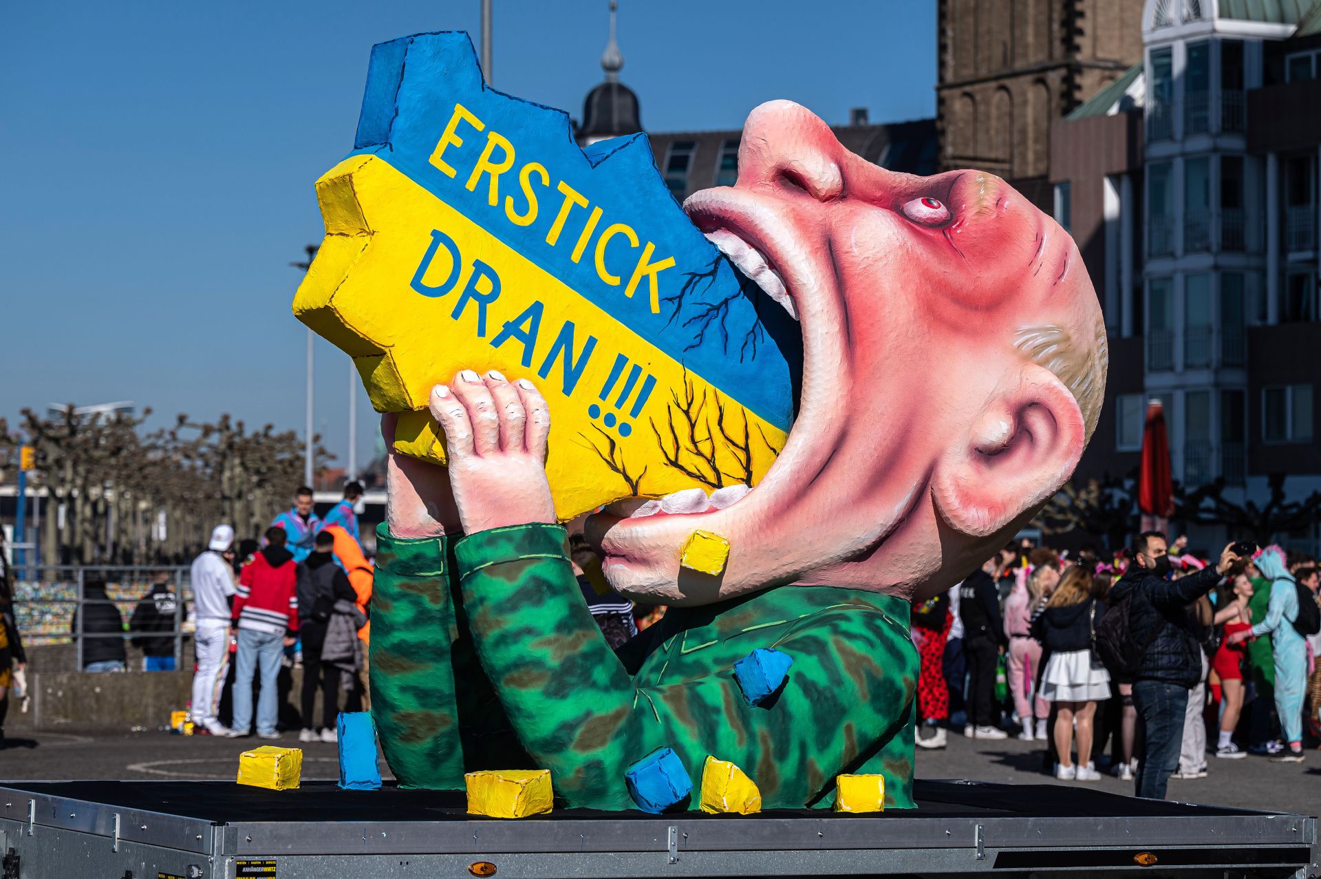 Der weltbekannte Wagen mit der Aufschrift „Erstick dran!!!“ entstand in einer Nacht- und Nebelaktion unmittelbar nach dem russischen Überfall auf die Ukraine