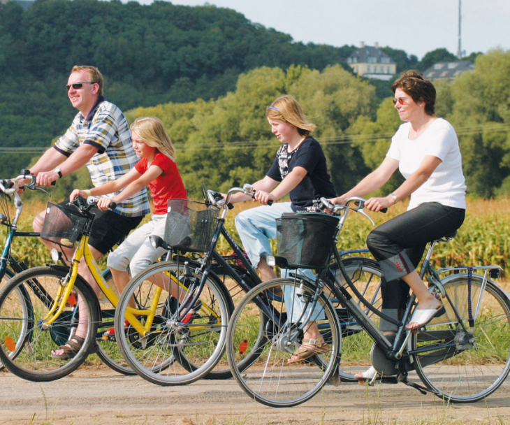 Die flachen Wege der Niederrheinroute eignen sich für Radtouren mit der ganzen Familie, © Niederrhein Tourismus GmbH