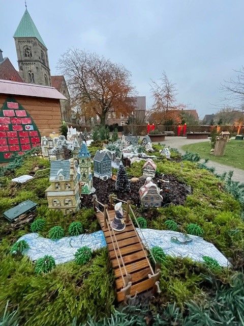 Die Krippenausstellung verzaubert den Weihnachtsgarten in festliche Stimmung.