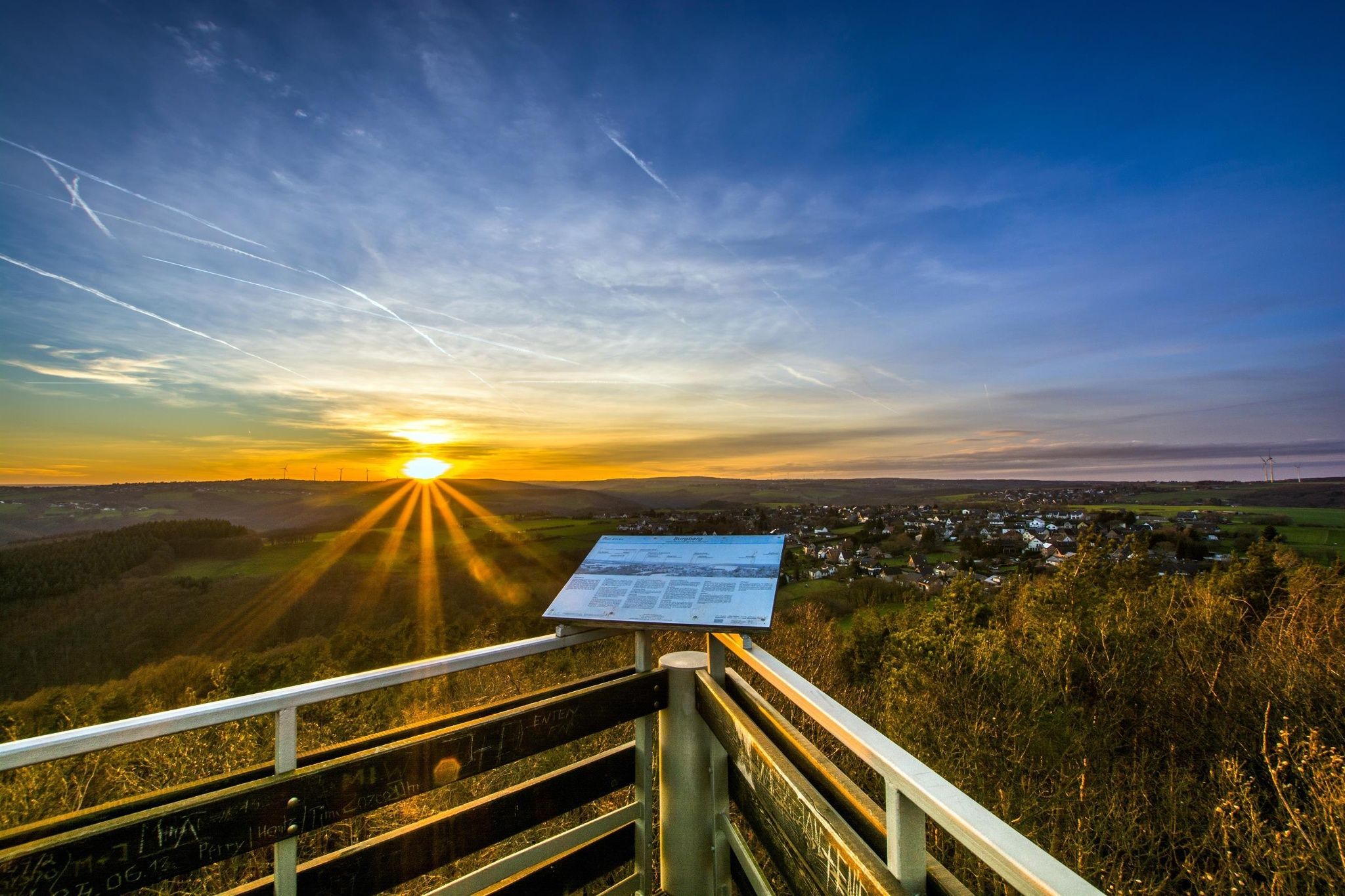 Sonnenuntergang am Krawutschketurm mit Blick über die Eifel