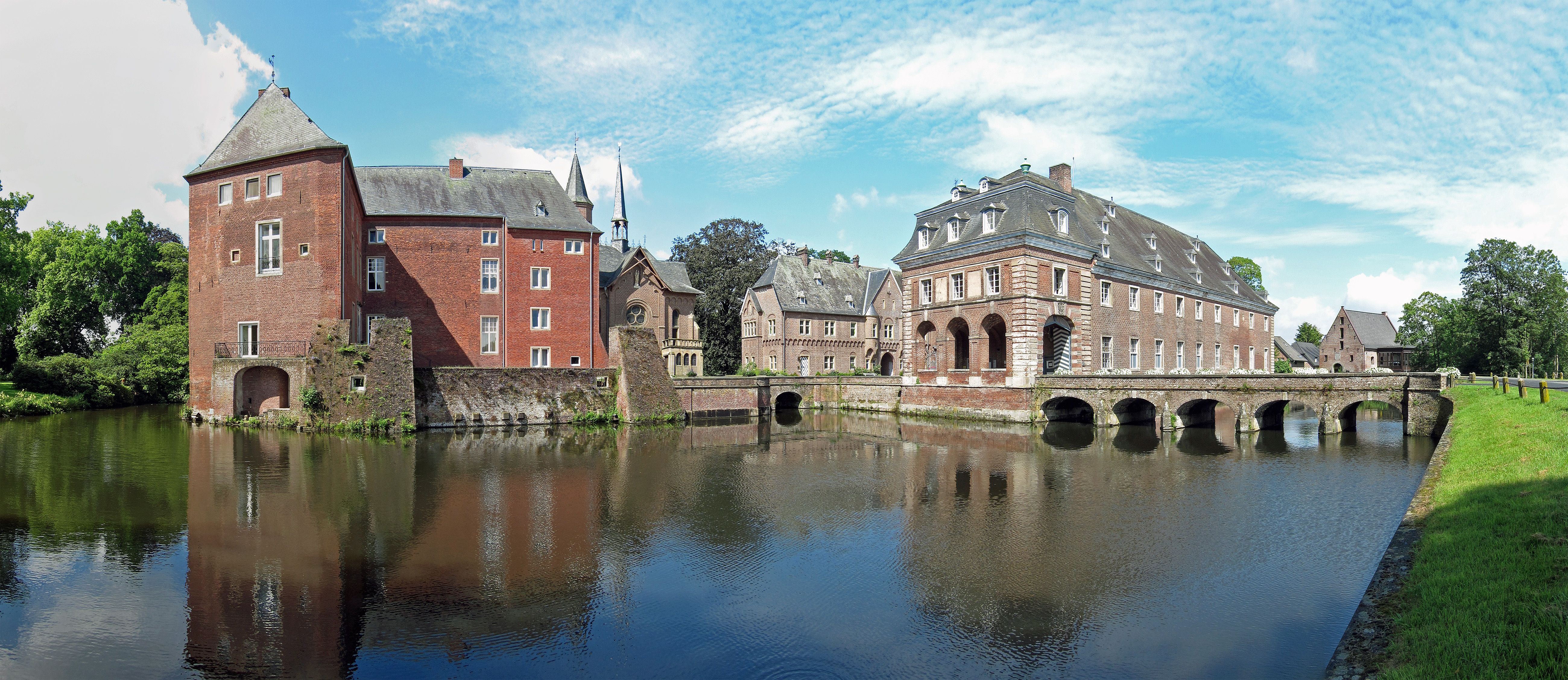 In den früheren Gesindehäusern sowie im Prinzessinnenturm des Schlosses Wissen sind liebevoll gestaltete Gästezimmer und Appartements eingerichtet