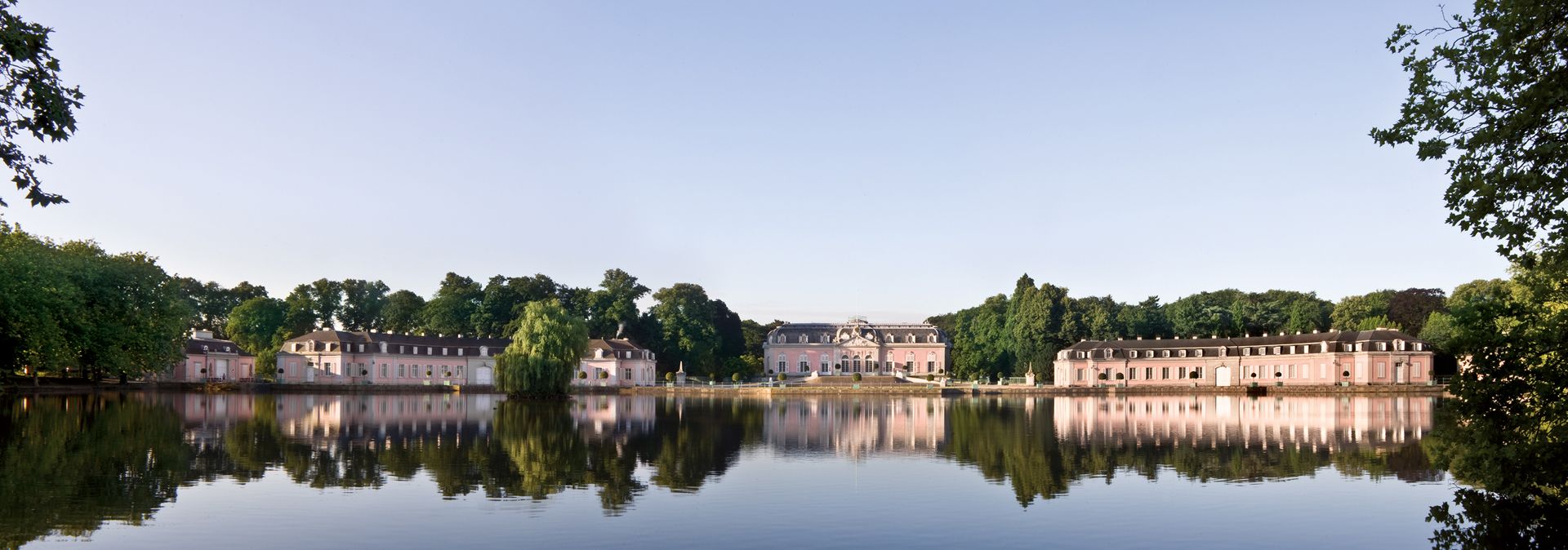 Zur Seite Schloss Benrath in Düsseldorf