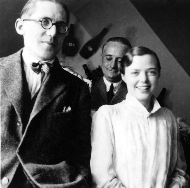 Portrait Charlotte Perriand (r.) mit Le Corbusier (l.) und Pierre Jeanneret, 1928