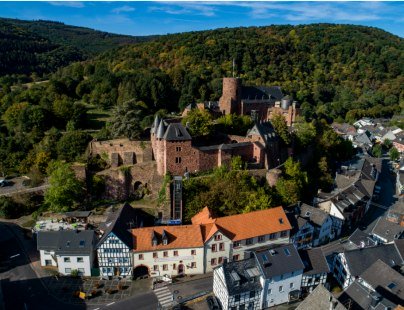 In der mittelalterlichen Burg Hengebach befindet sich seit 2009 die Int. Kunstakademie Heimbach, © Tourismus NRW e.V.