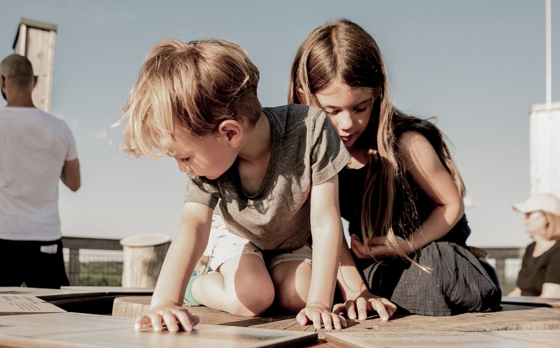 Kinder bei der Lernstation auf dem Aussichtsturm, © Tourismus NRW e.V.