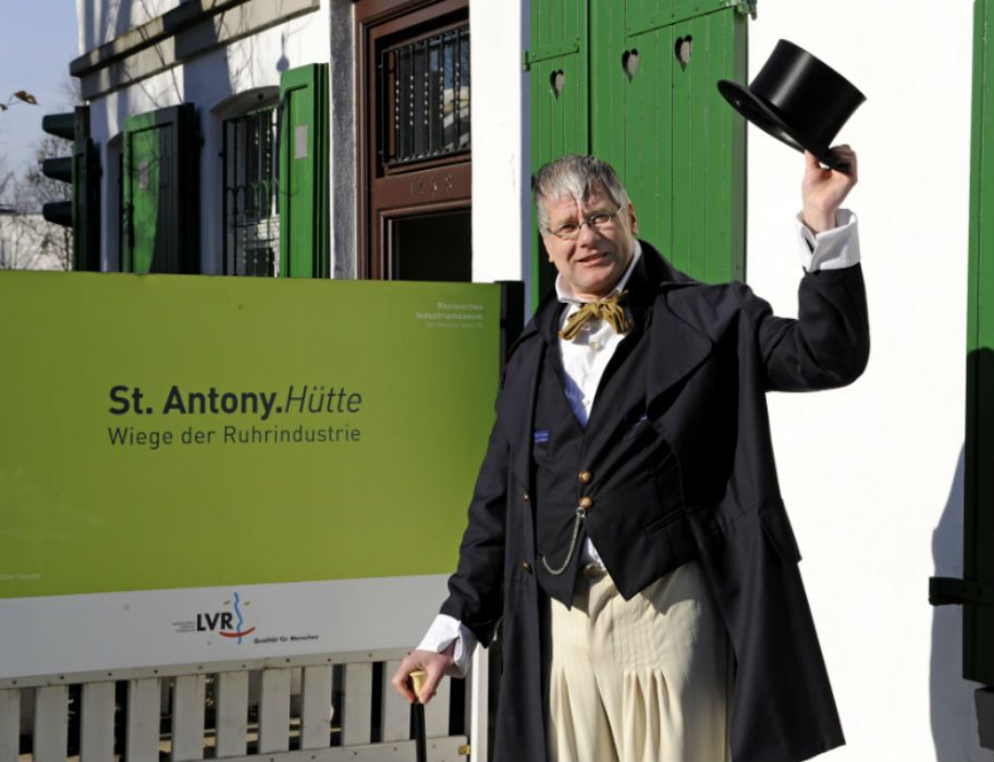 Der Hüttendirektor der St. Antony-Hütte stellt sich den Gästen vor