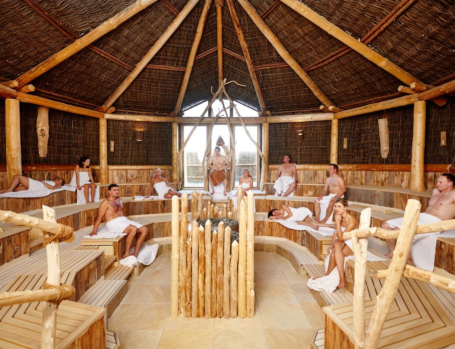 Innenansicht der Keltenthronsauna in der Thermen & Badewelt Euskirchen. Menschen sitzen auf Holzbänken in einer kreisförmigen Sauna.
