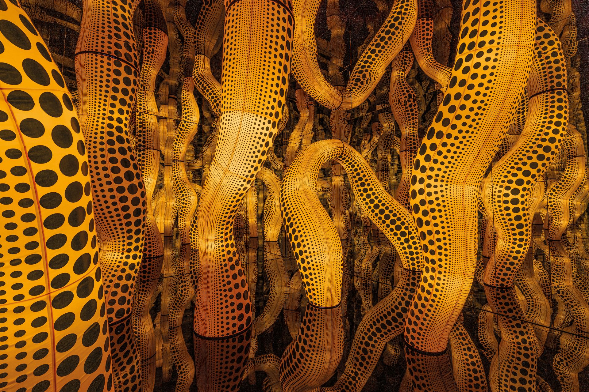 Yayoi Kusama, Infinity Mirrored Room—The Hope of the Polka Dots Buried in Infinity Will, Eternally Cover the Universe, 2025, Maße variabel, Detail, Courtesy of Ota Fine Arts