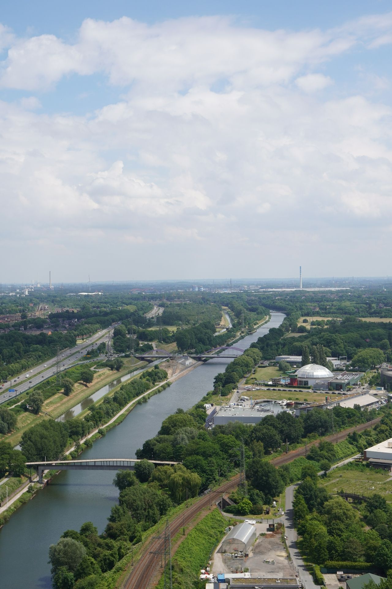 Vom Gasometer hat man einen Ausblick auf die Emscher und Ruhr