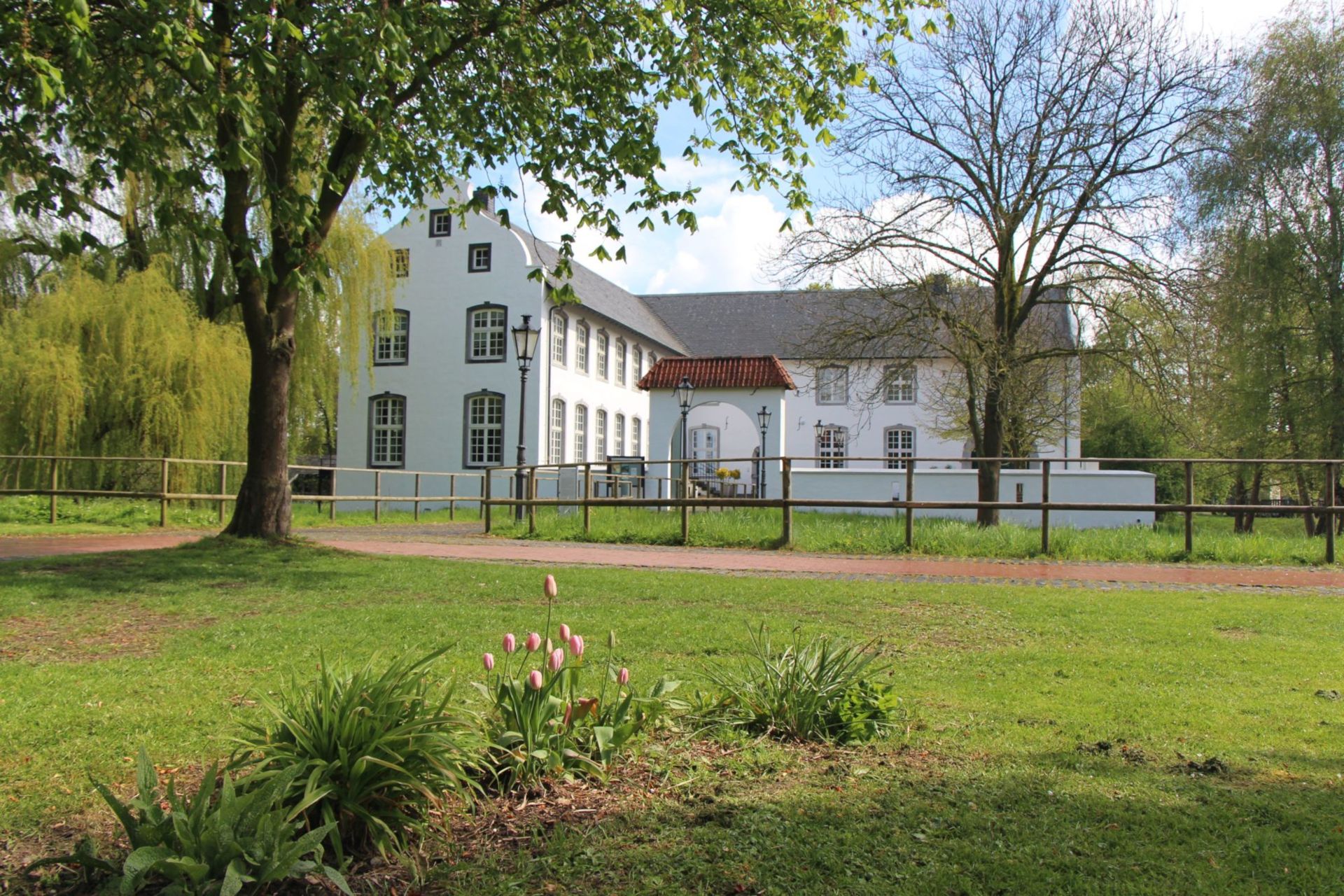 Die bäuerlich-handwerkliche Geschichte des Niederrheins vermittelt das Niederrheinische Freilichtmuseum Grefrath anhand geschichtsträchtiger Hofanlagen und Werkstätten