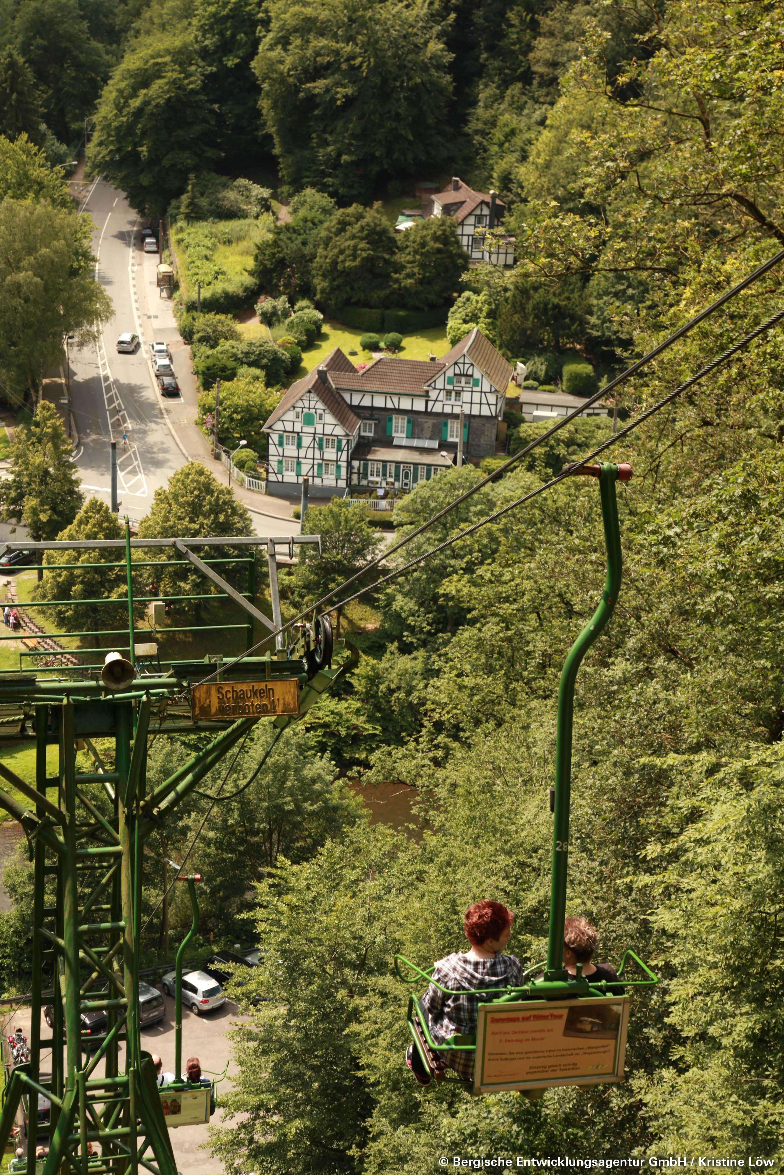 Mit der ältesten Doppelsesselbahn Deutschlands gelangen Reisende vom Ortsteil Unterburg bis nach Oberburg und zurück