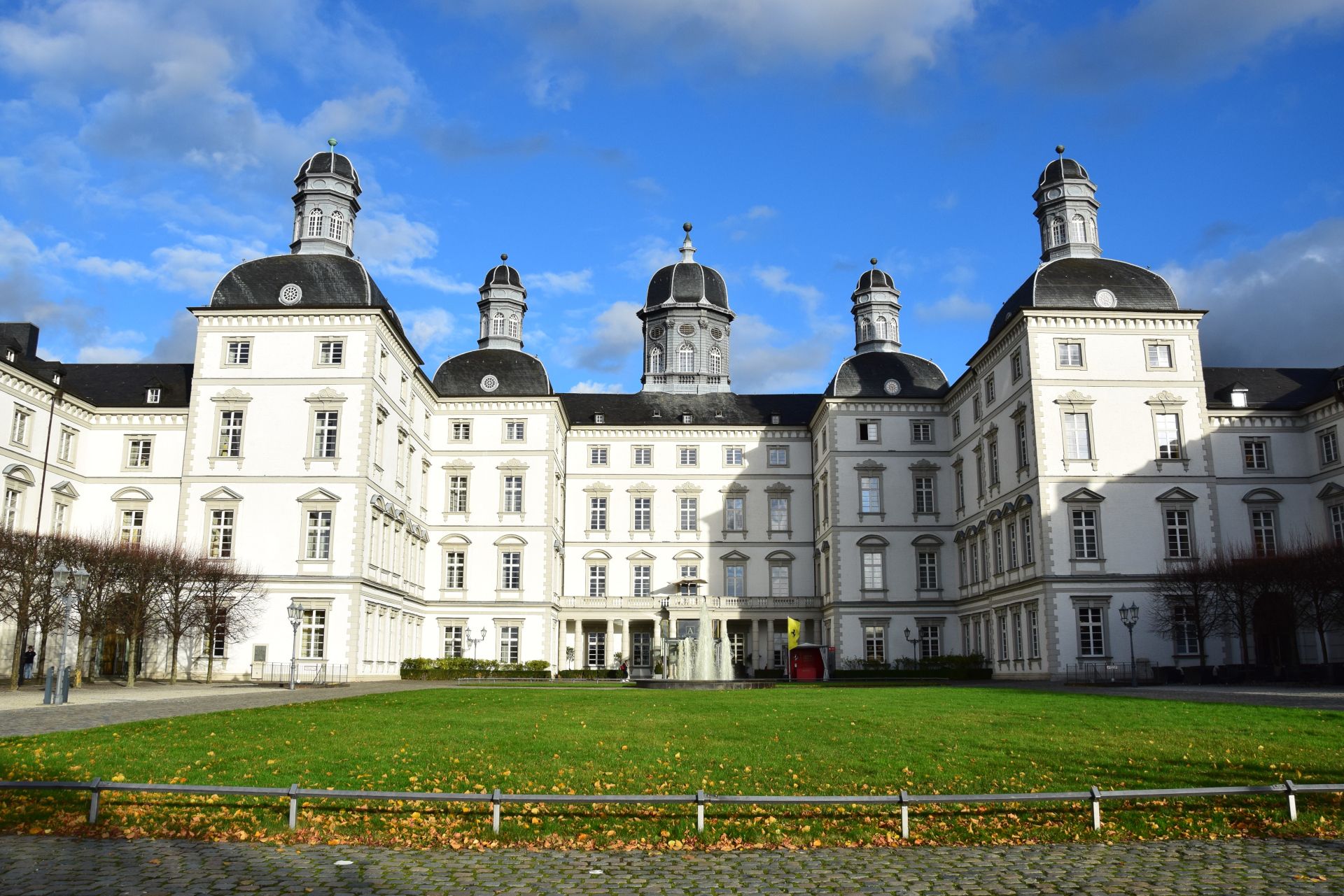 Das Althoff Grandhotel Schloss Bensberg zählt heute zu den exklusivsten Hotels in Deutschland