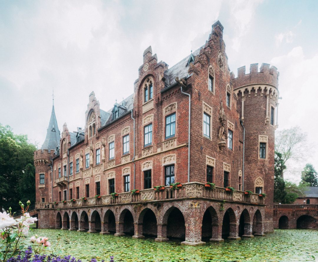 Schloss Paffendorf wirkt mit seinem Schlossteich, als wäre es gerade einem Märchen entsprungen