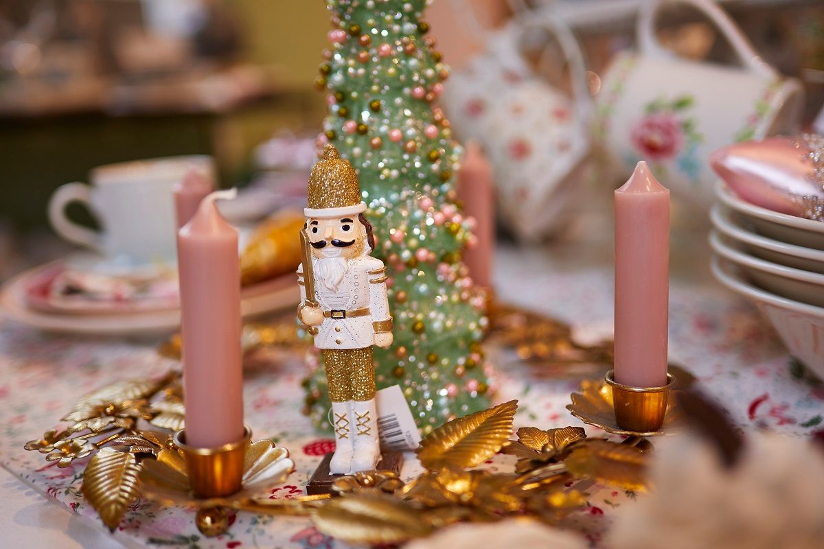 Ein Adventskranz mit weihnachtlicher Dekoration.