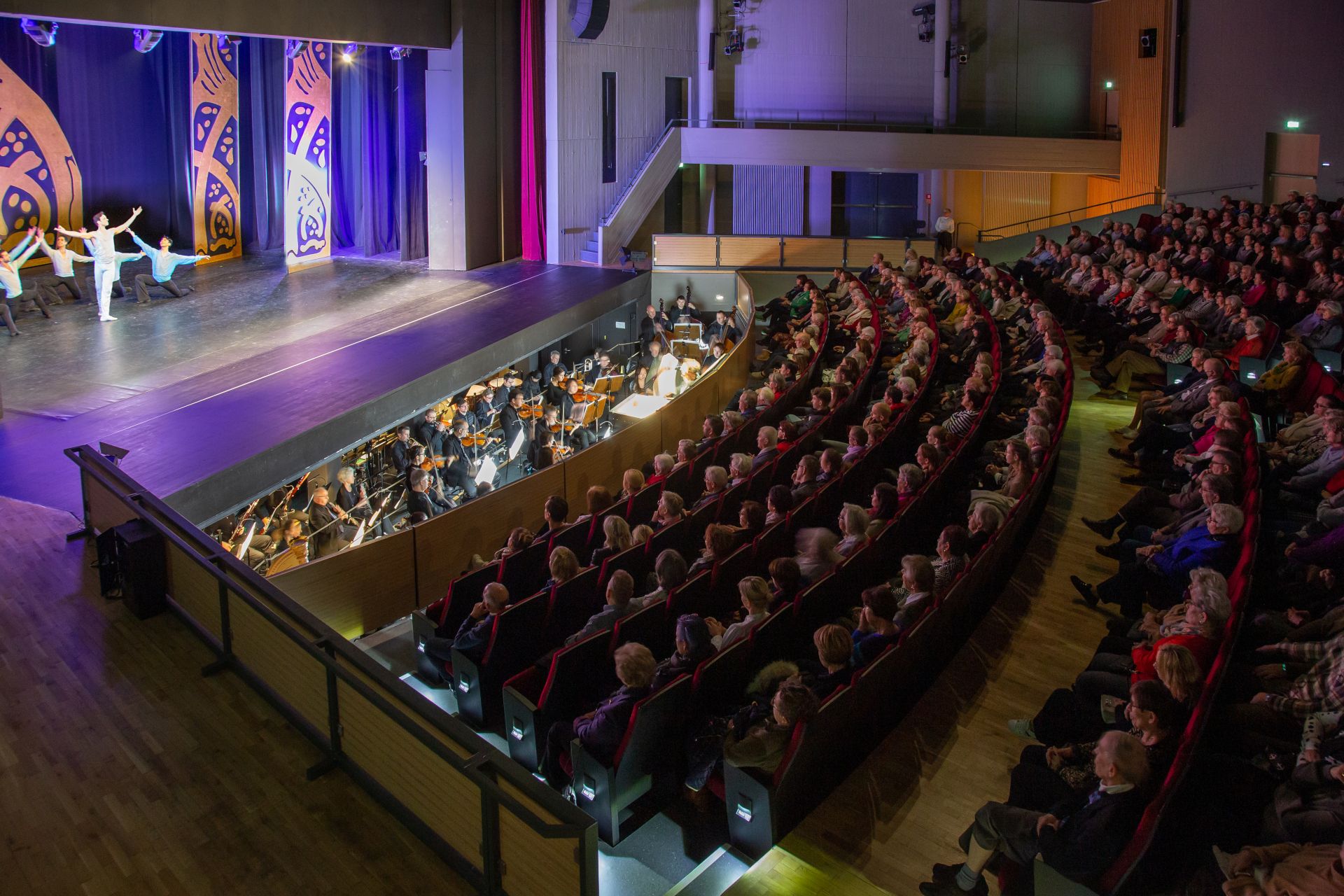 Den Auftakt des Genusswochenendes bildet der Besuch des Theaterstücks „Davon geht die Welt nicht unter“ auf der Studiobühne des Stadttheaters