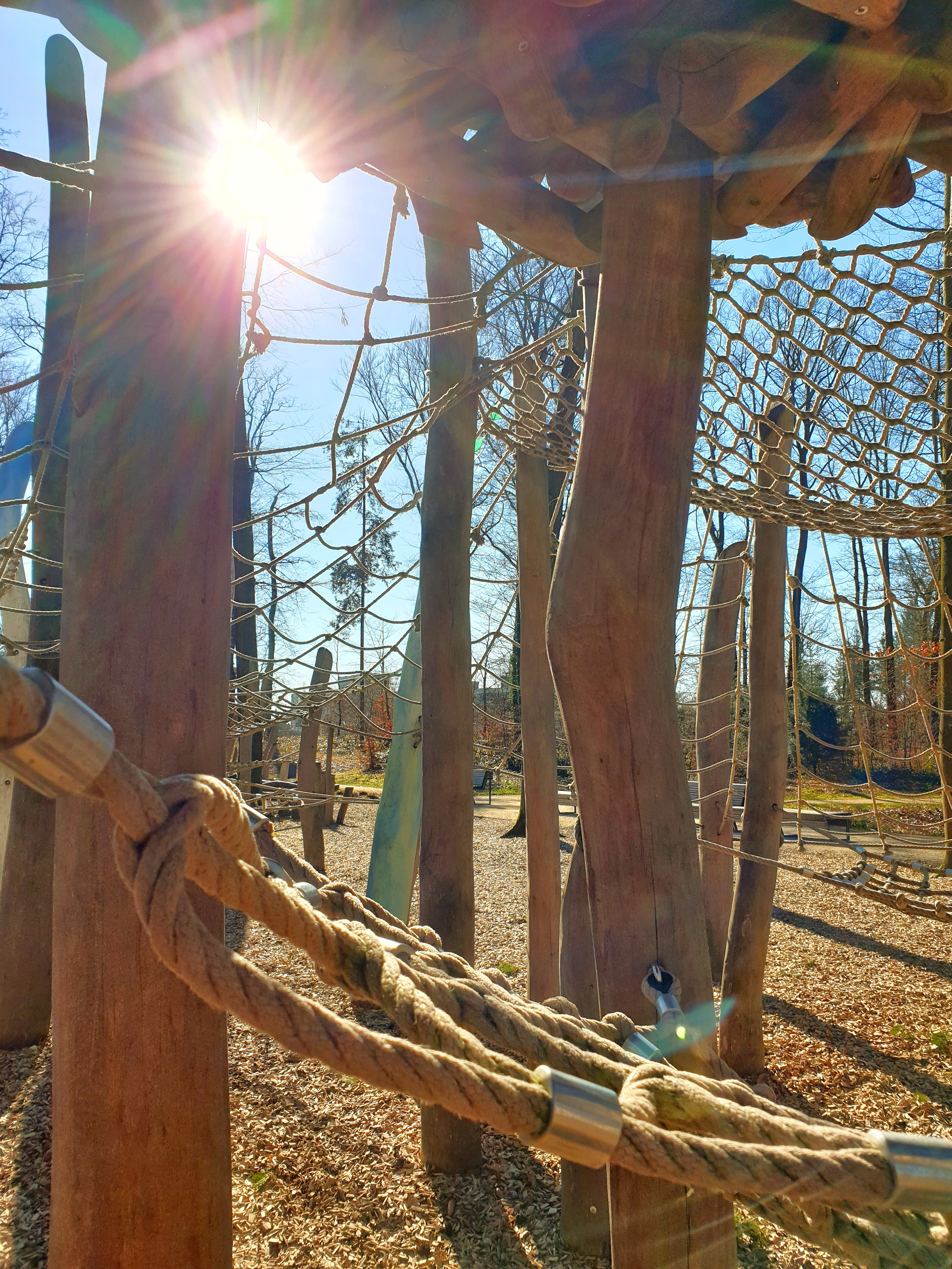 Der Spielplatz Elfenheim besteht aus schwebenden Kokons und Netzkletterflächen. Er liegt oberhalb der  Waldbühne Adlerwiese im Gartenschaupark Lippspringe