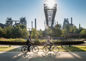 Radfahrer im Landschaftspark Duisburg-Nord, © Dominik Ketz, Tourismus NRW e.V.