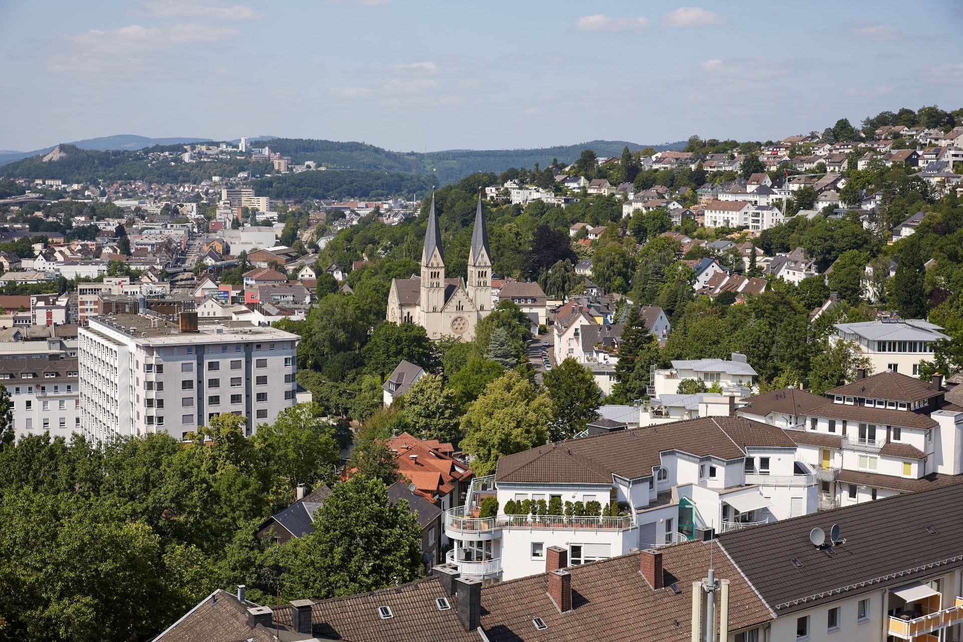 Fast 86 Prozent der Stadtfläche Siegens sind begrünt. Die Aussicht vom Oberen Schloss Siegen lässt das erkennen
