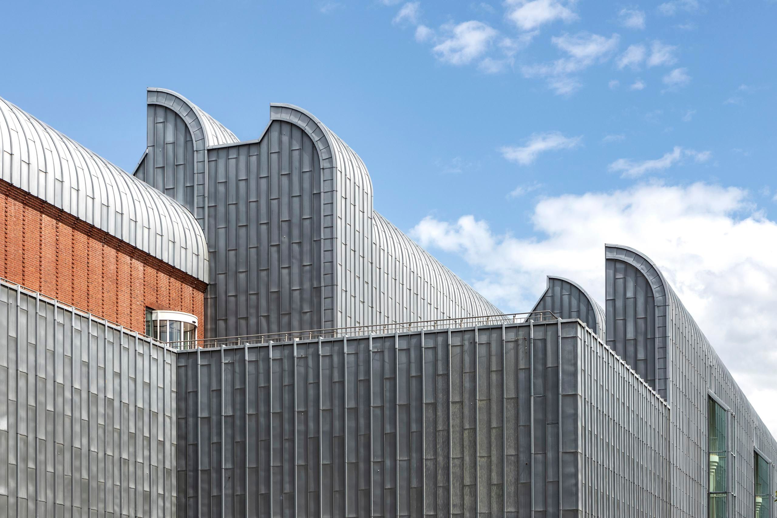 Architektonisches Detail des Museum Ludwig in Köln mit markanten Metall- und Ziegelstrukturen.