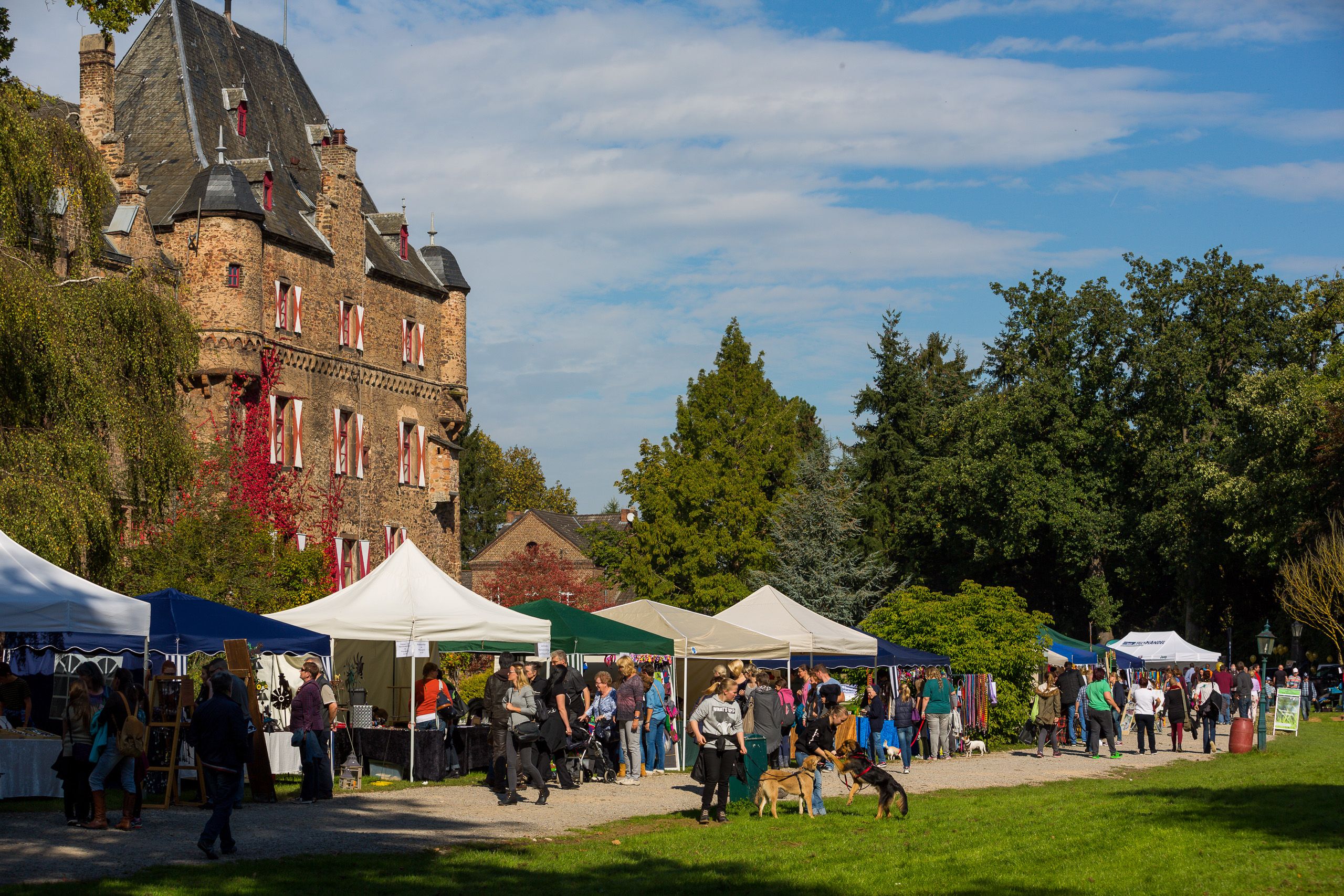 Auf dem Herbstmarkt vor der Burg Satzvey sind Festzelte aufgebaut.