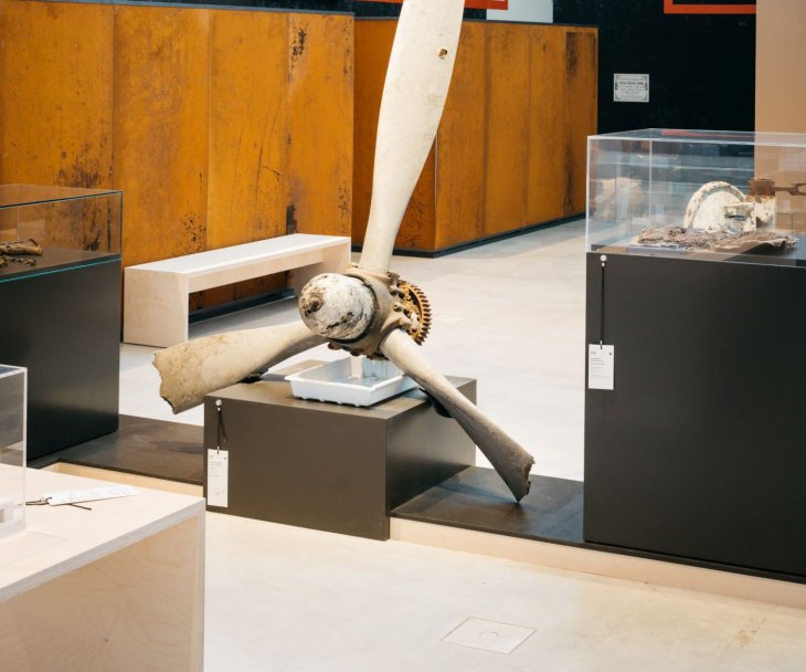 Hobbyforschende können bei einem Rundgang nachvollziehen, welche Geheimnisse sich hinter rund 100 ausgestellten Funden verbergen. Hier ein Propeller, © Foto: LWL-MAK/D. Sadrowski