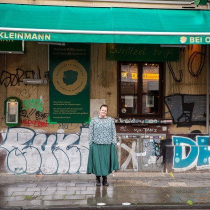Maureen Wolf vor ihrer Gaststätte in Köln, © Tourismus NRW e.V., Foto Holger Hage