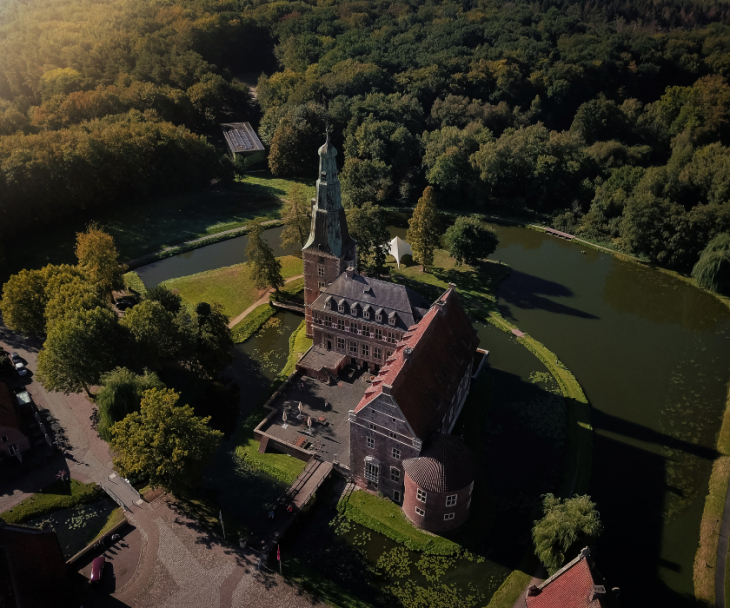 Schloss Raesfeld, Vogelperspektive auf Schloss und Teich, © Tourismus NRW e.V.