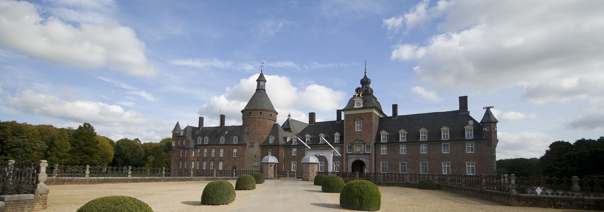 Die Burg Anholt gilt als eines der schönsten Wasserschlösser im Münsterland