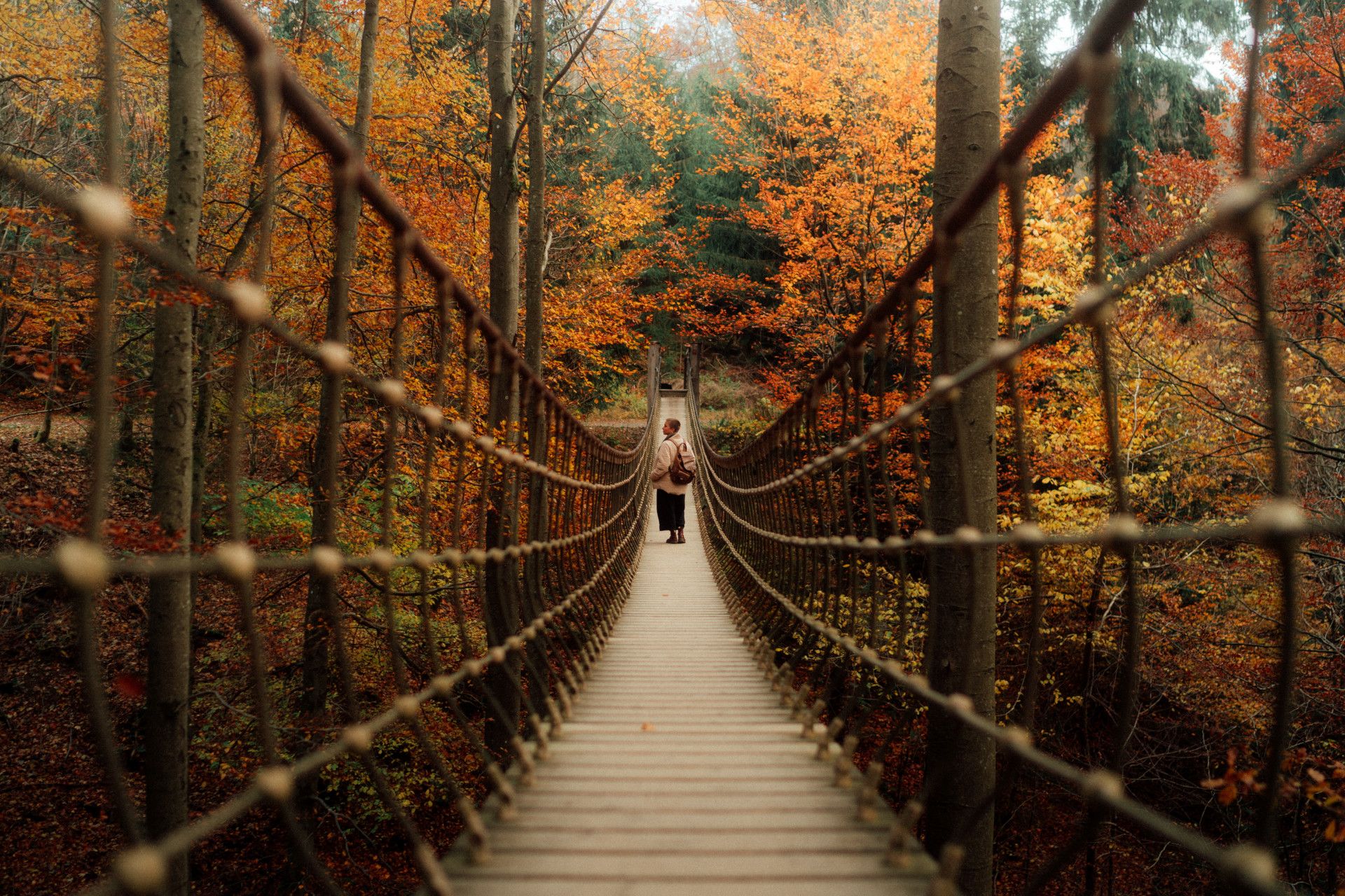Wanderin auf der Hängebrücke in Kühhude