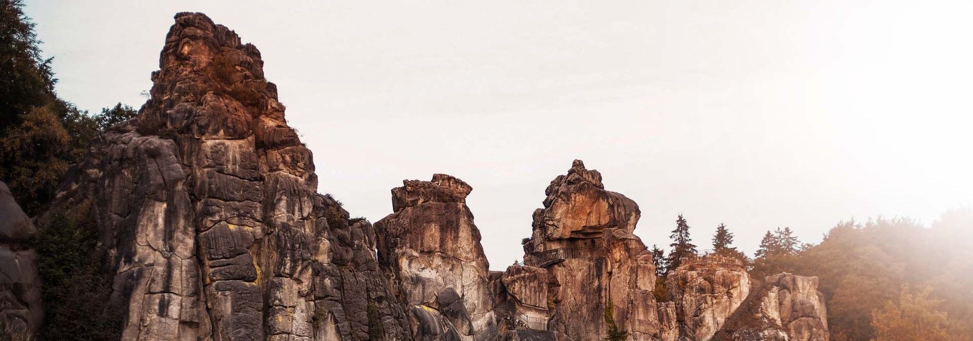 Die Externsteine im Teutoburger Wald bei Sonnenuntergang.