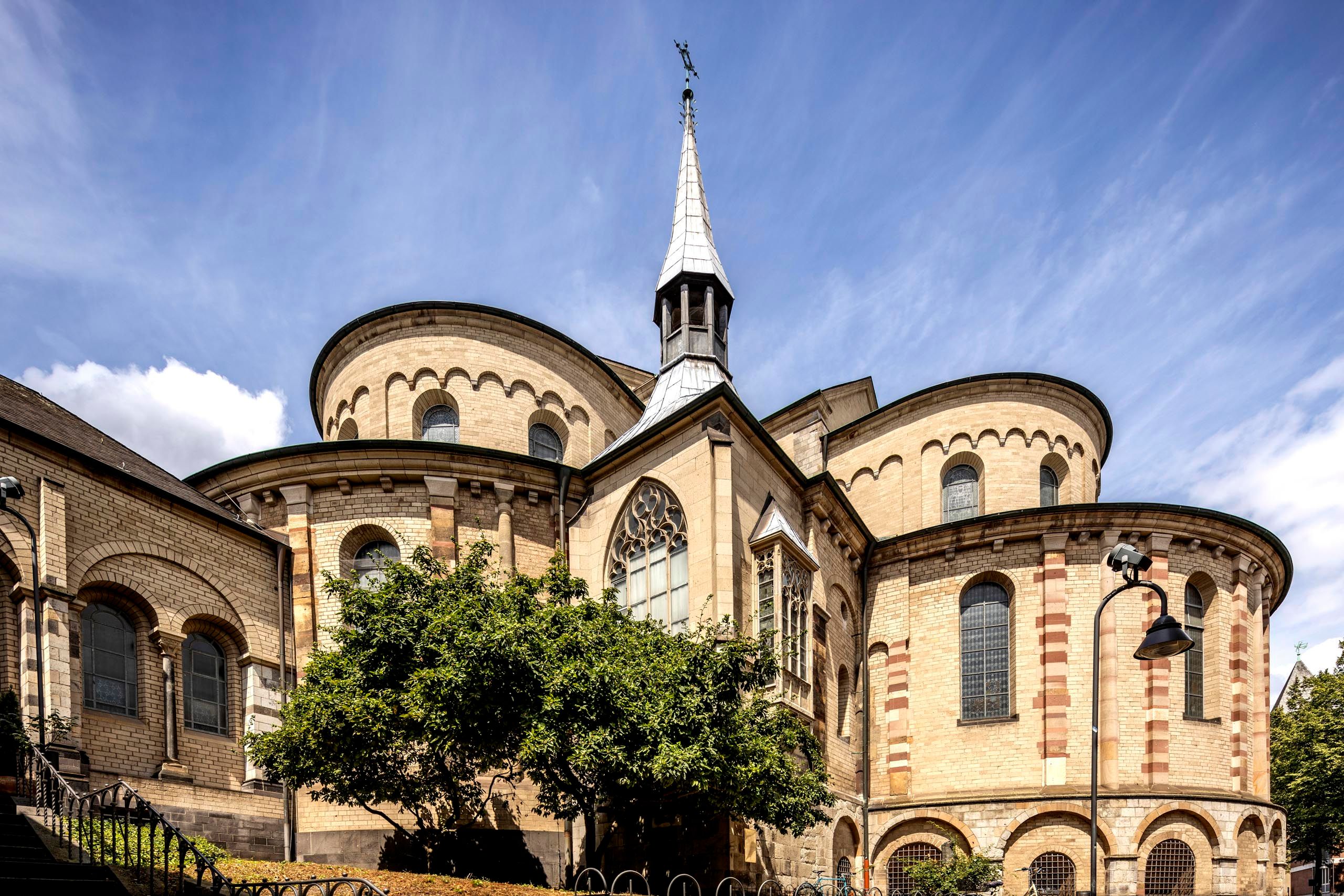 Außenansicht der Kirche Sankt Maria im Kapitol in Köln mit blauen Himmel im Hintergrund.