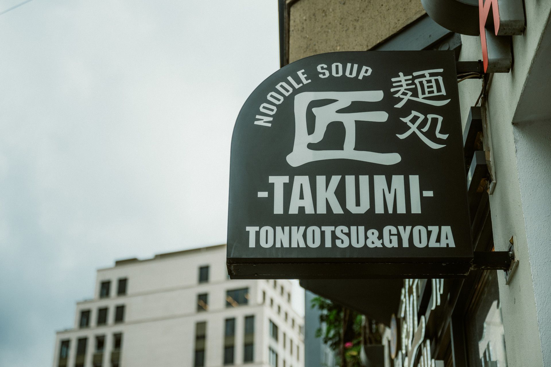 Blick auf Schild des Takumi Restaurants in Little Tokyo, Düsseldorf