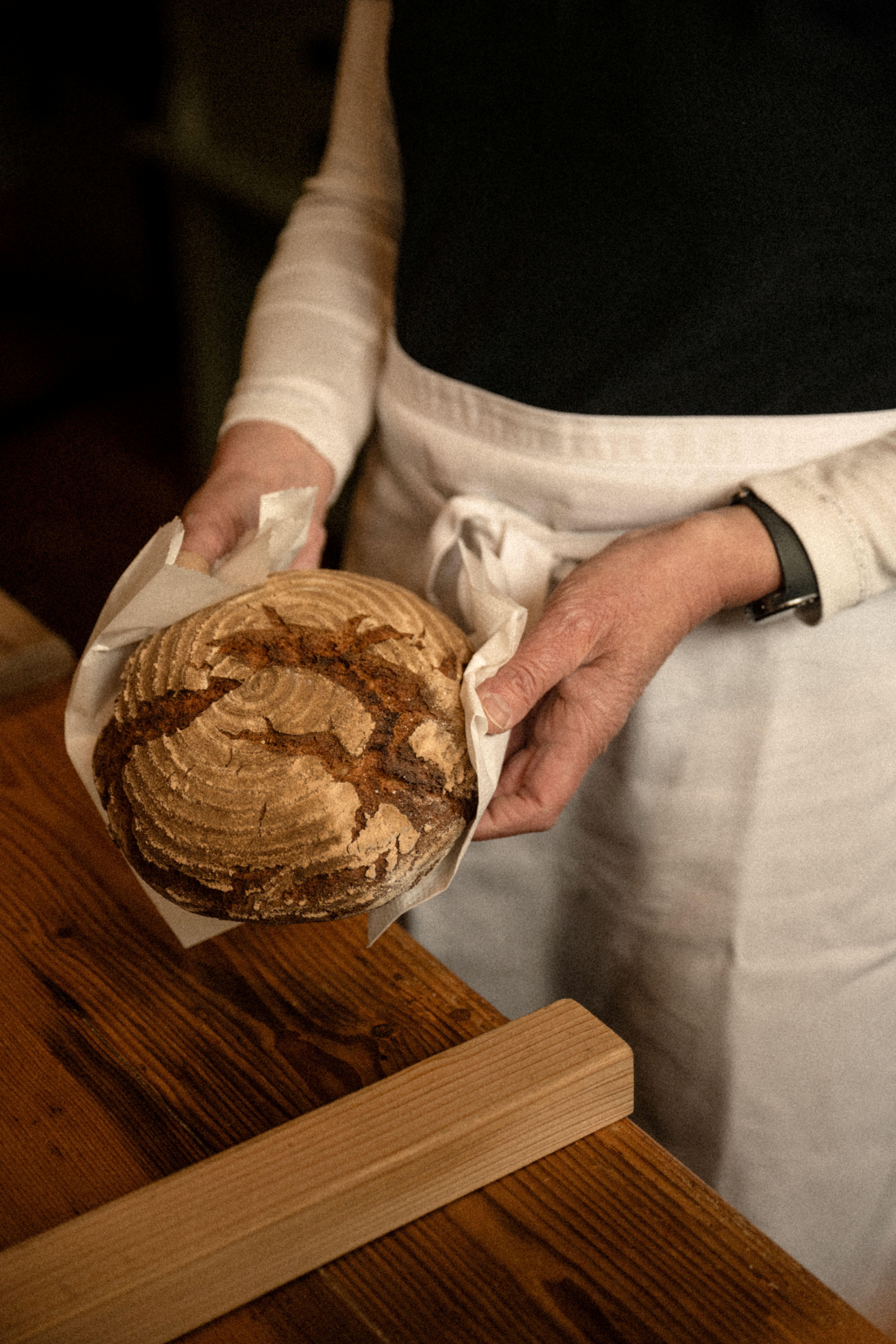 Hände mit Brot in Bäckerei des Freilichtmuseums in Detmold.