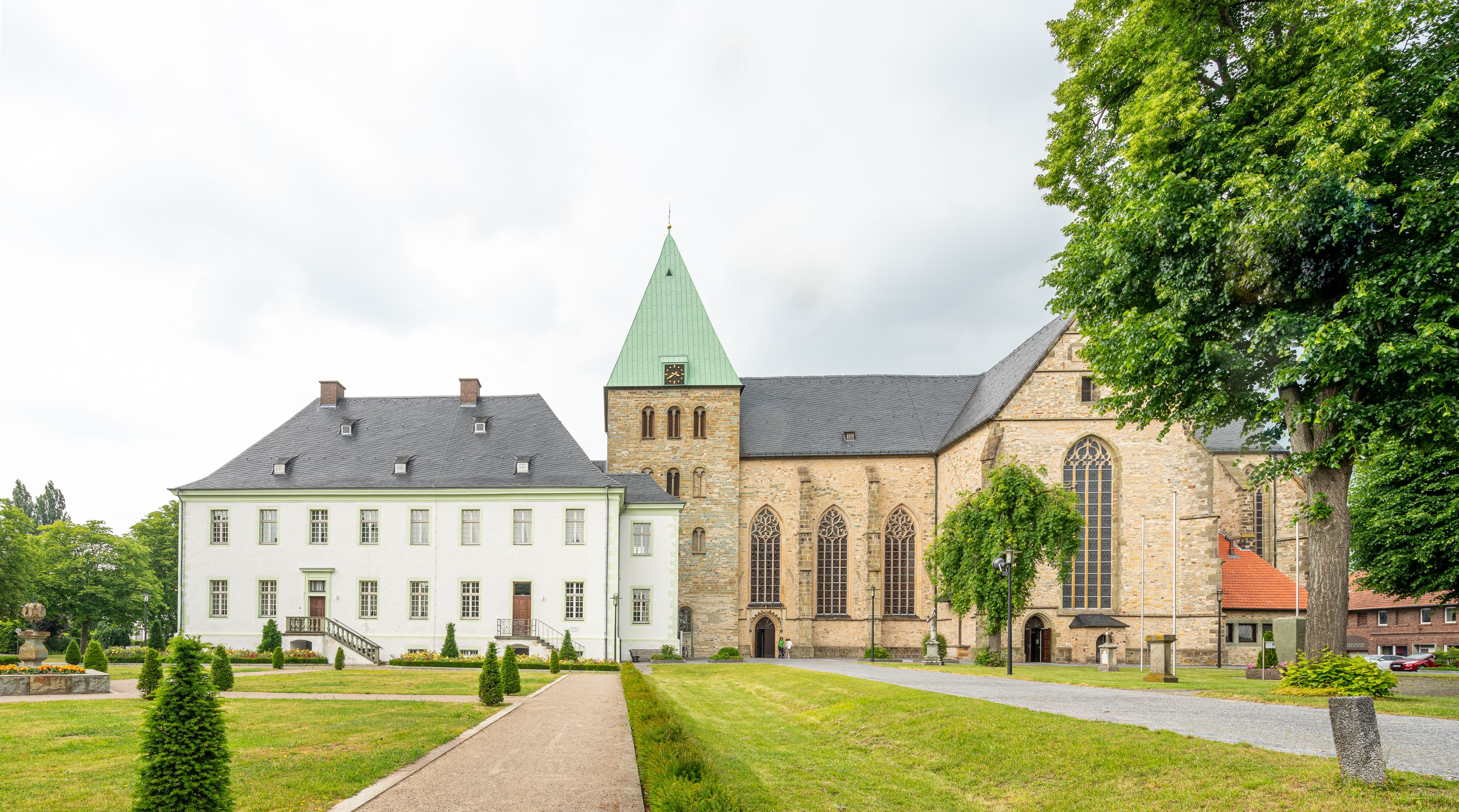Die Abteikirche Ss. Cosmas & Damian zu Liesborn aus dem 15. Jahrhundert schmiegt sich an das ehemalige Konventsgebäude an