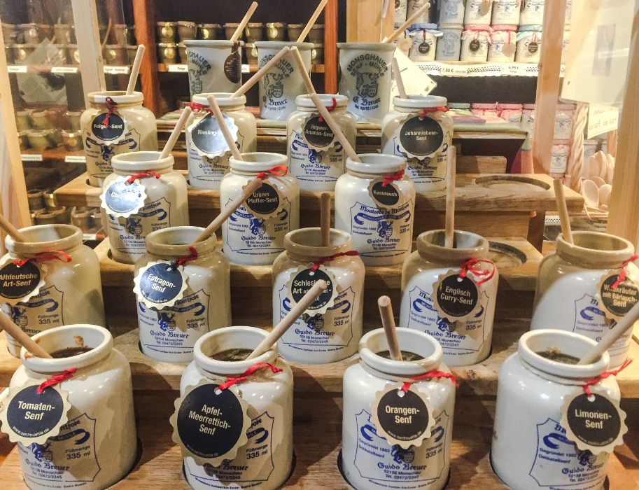 Gäste der Historischen Senfmühle Monschau können die verschiedensten Sorten Senf vor Ort probieren