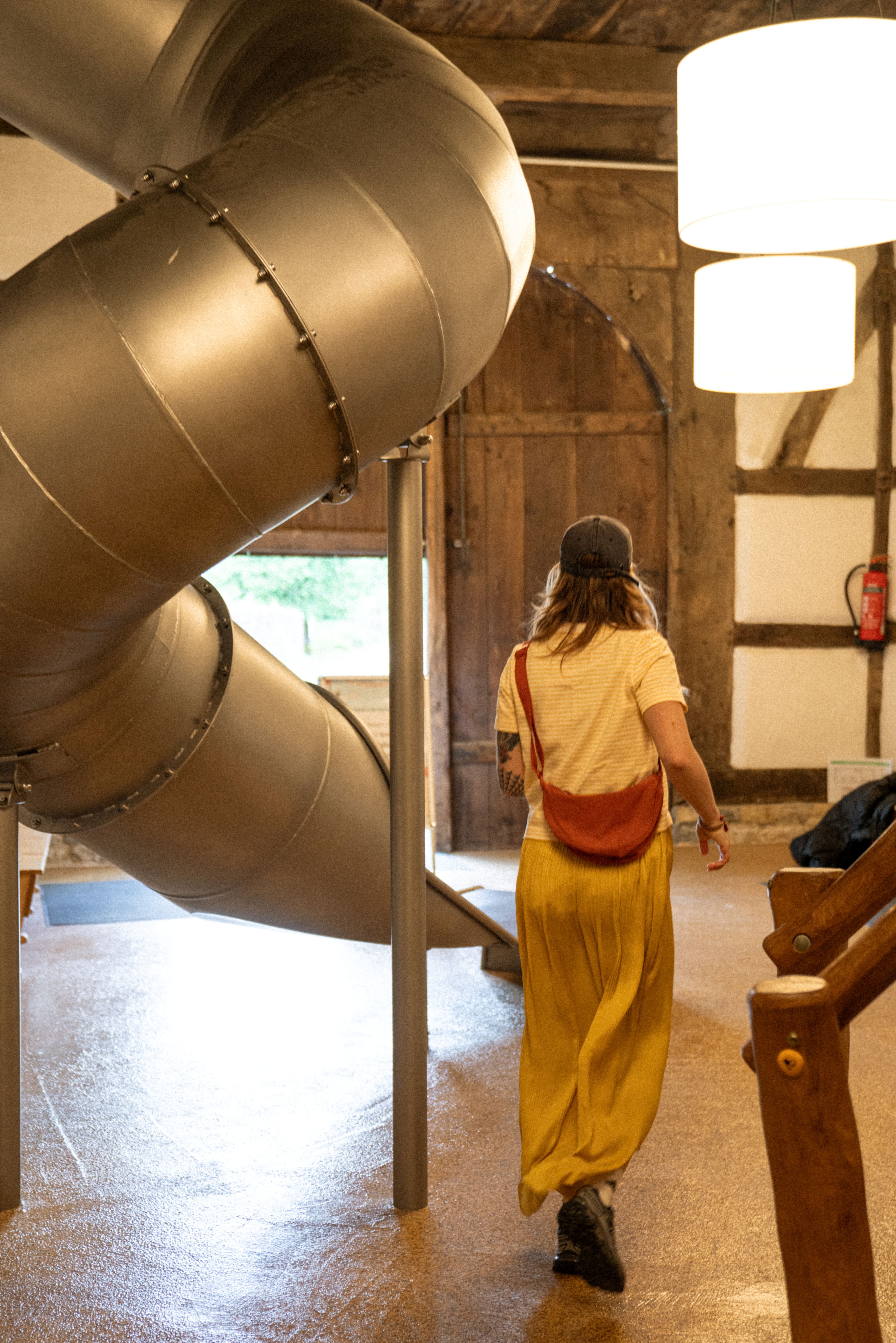 Molle & Korn, Henri Schade, Frau vor Rutsche in Spielscheune Freilichtmuseum Detmold