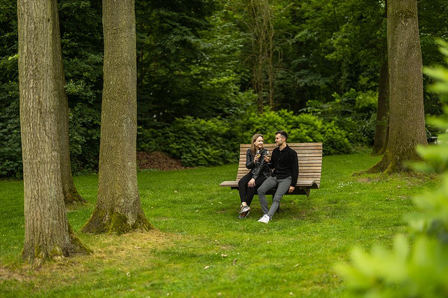 Ein Pärchen sitzt auf einer Bank und macht Pause