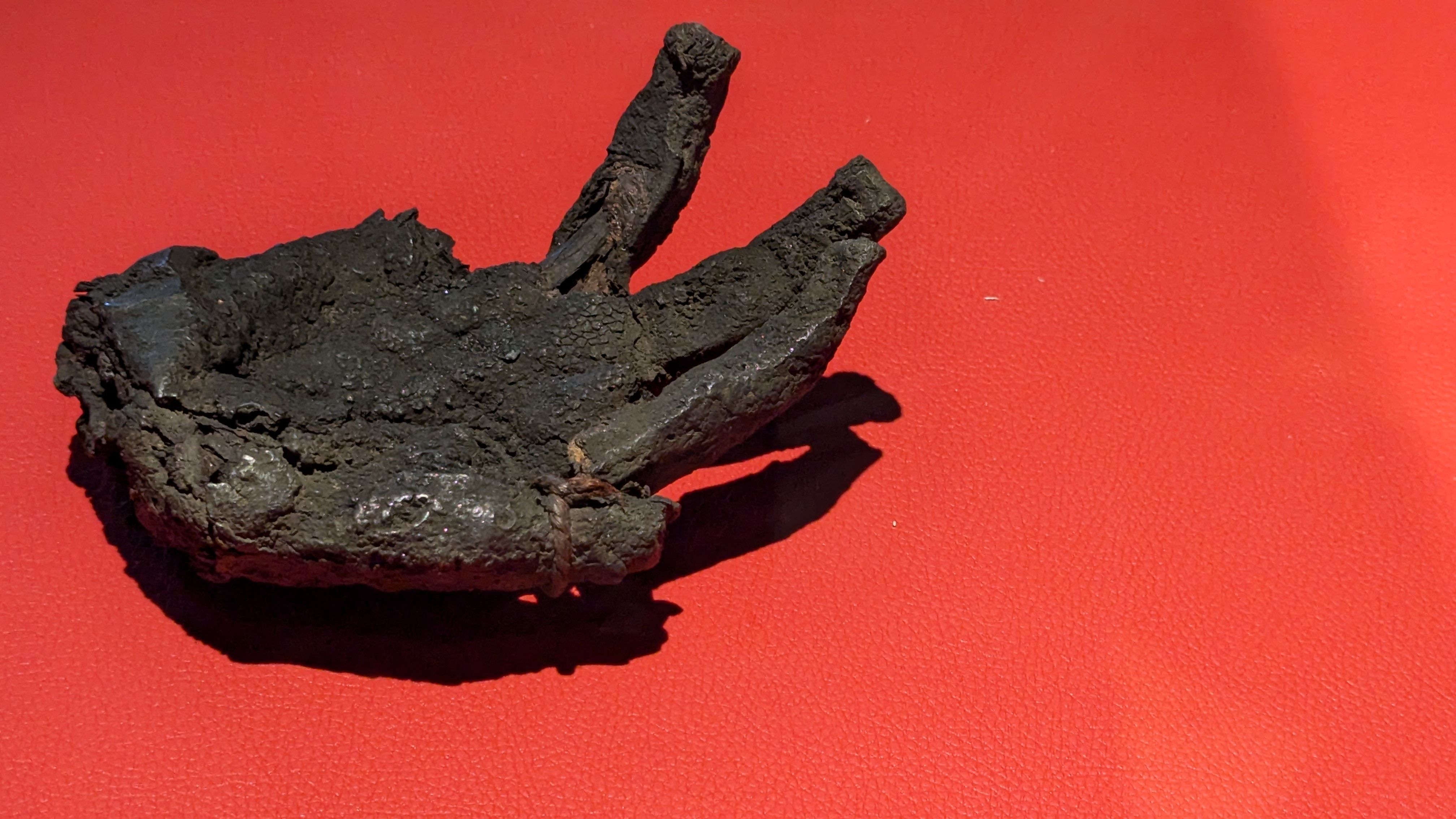 Die schwarze Hand wurde in den Trümmern des Bergfrieds des Schlosses Hohenlimburg gefunden, nachdem dieser in der Nacht vom 19. zum 20. Juli 1811 zu großen Teilen zerstört worden war