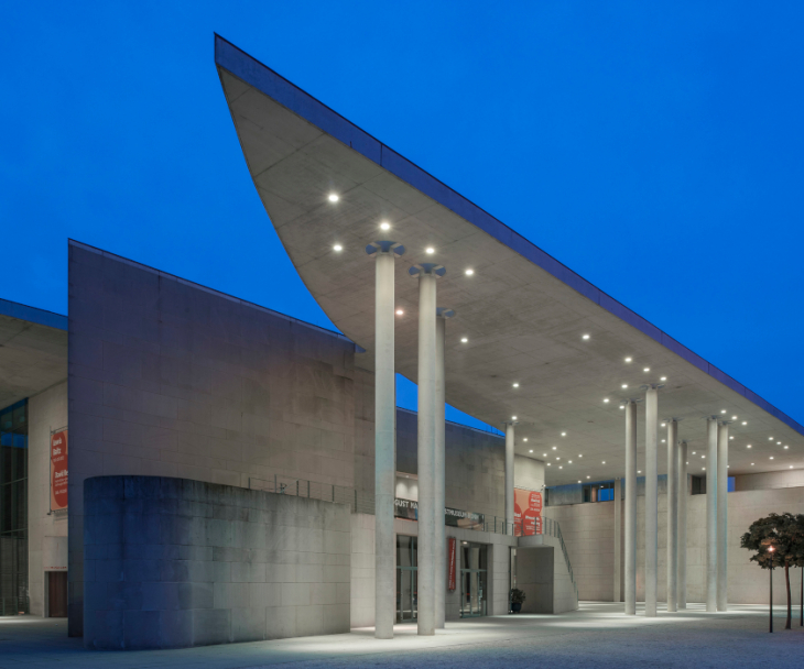 Der Neubau des Kunstmuseums Bonn stammt von dem Berliner Architekten Axel Schultes. Er wurde 1992 eröffnet, © Kunstmuseum Bonn, Foto: David Ertl