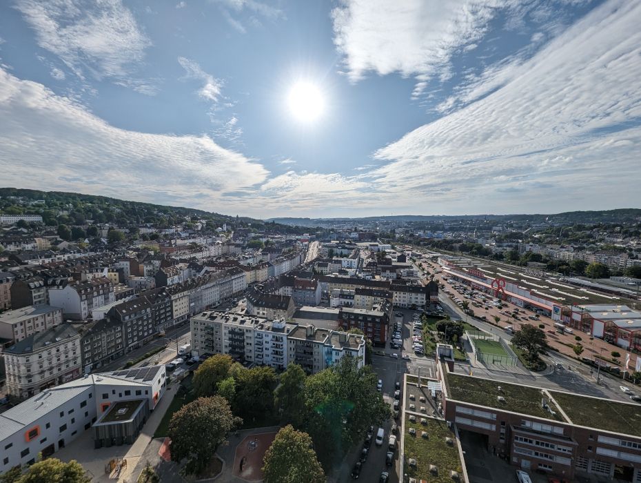 Die Aussicht vom Skywalk des Gaskessels ist gigantisch. Gäste können weit über die Häuserlandschaft Wuppertals blicken
