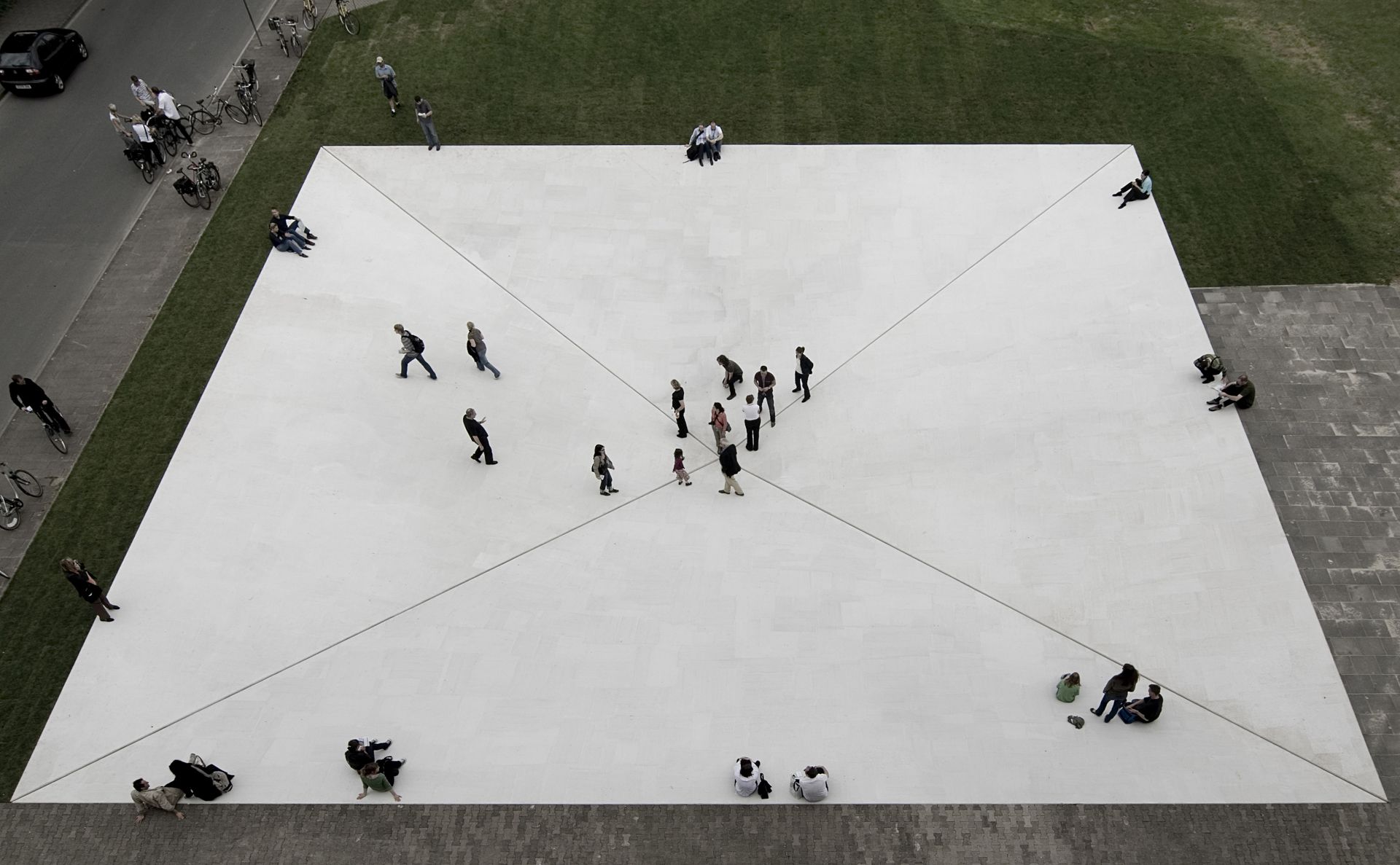 1977 geplant, 2007 realisiert, 2020 abgebaut: Das Kunstwerk „Square Depression". Der US-amerikanische Konzeptkünstler Bruce Nauman hat die Skulptur in der Dimension eines Platzes entworfen