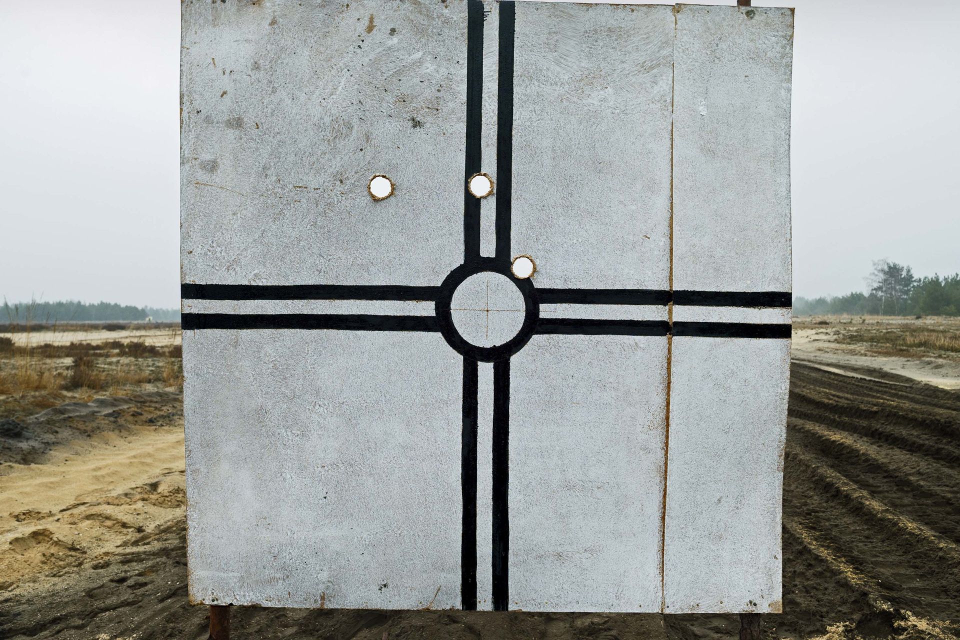 Mit dem Fadenkreuz verbindet Herlinde Koelbl ihre persönliche Erfahrung mit ihrer früheren fotografischen Auseinandersetzung mit militärischen Schießzielen