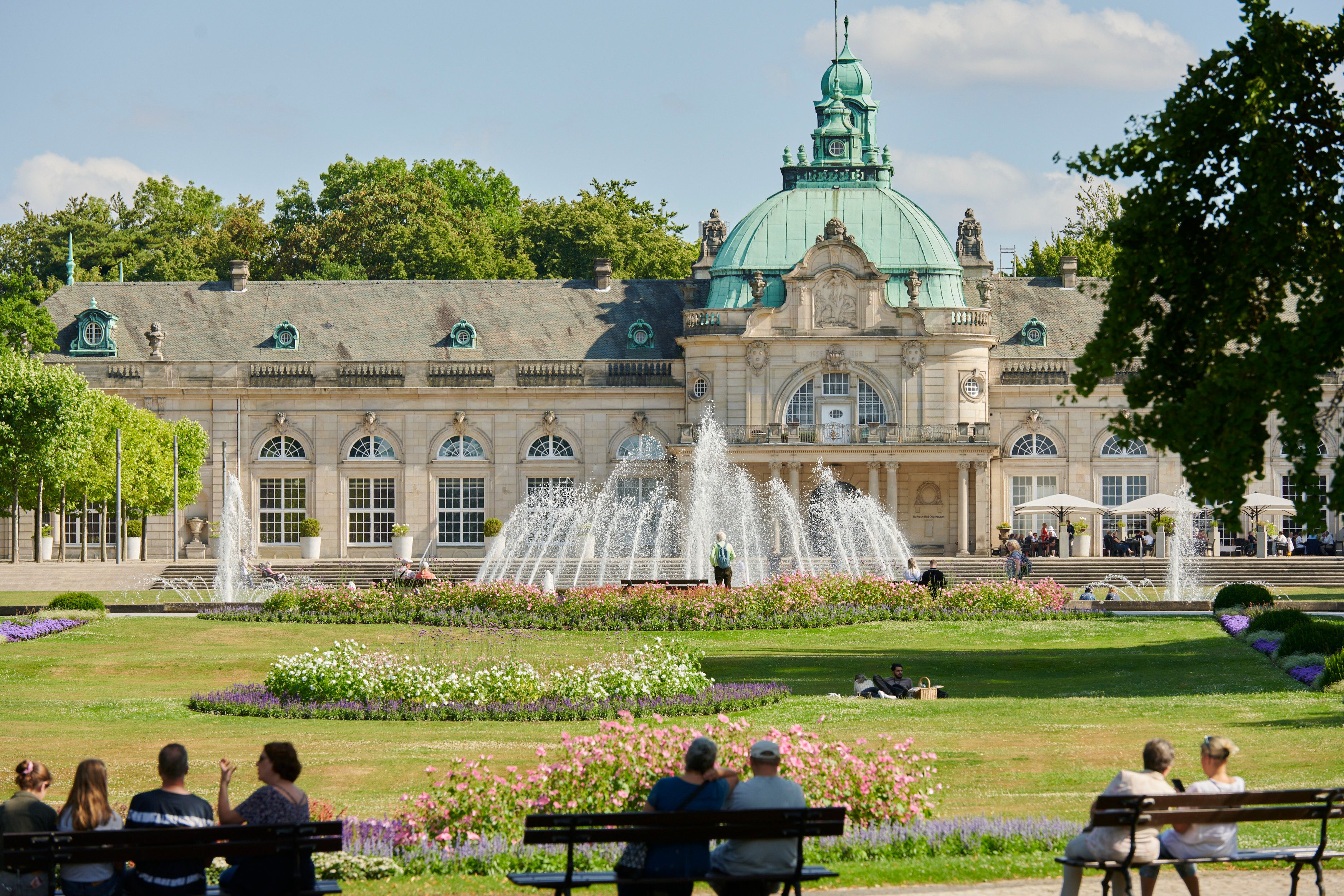 Das Kurhaus im Kurpark Bad Oeynhausen ist ein prächtiges Gebäude aus dem Jahr 1908. Das unter dem Namen Kaiserpalais bekannte Bauwerk beherbergt unter anderem das GOP Varieté-Theater