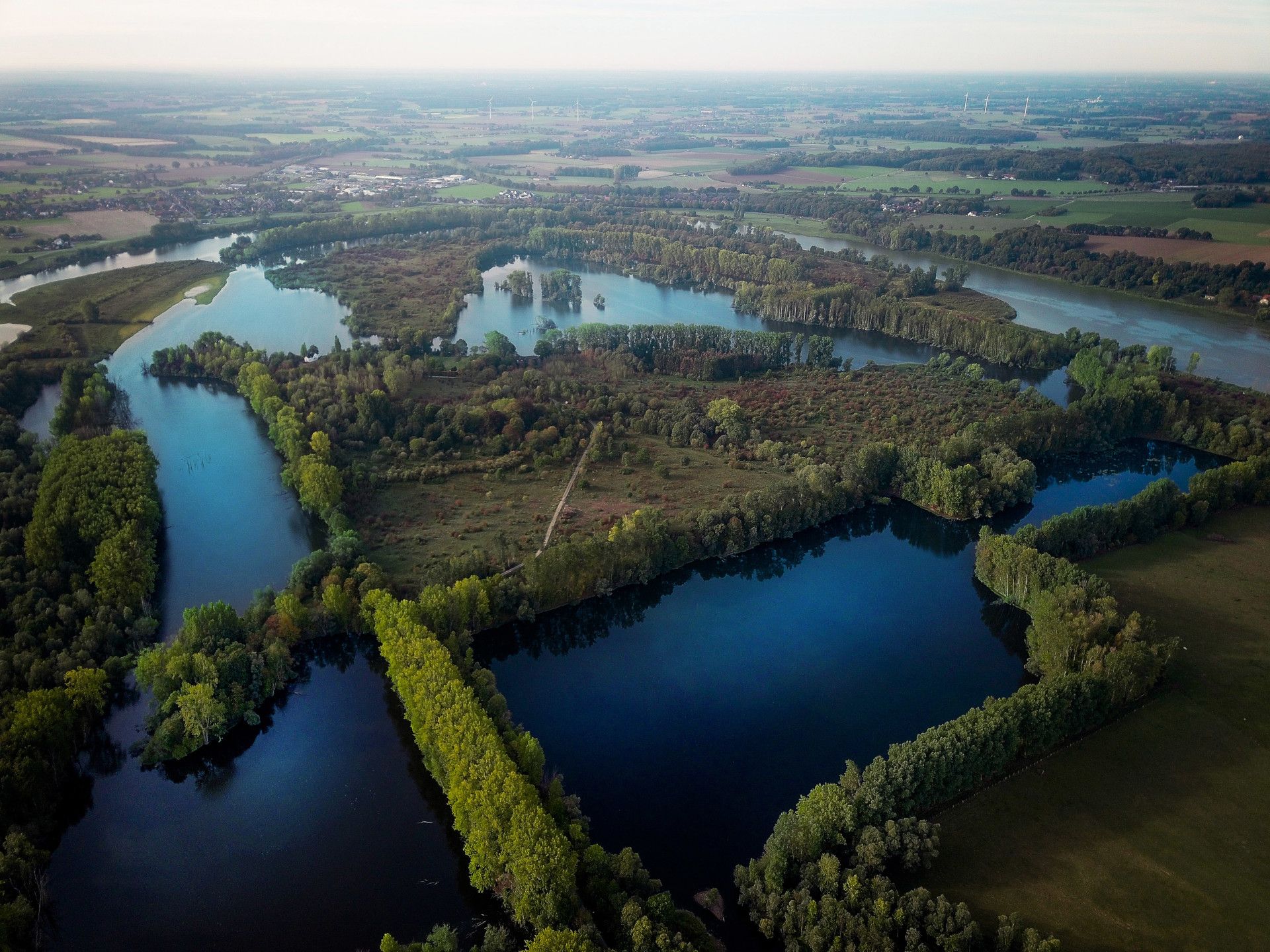 Land und Wasser der Bislicher Insel aus der Vogelperspektive