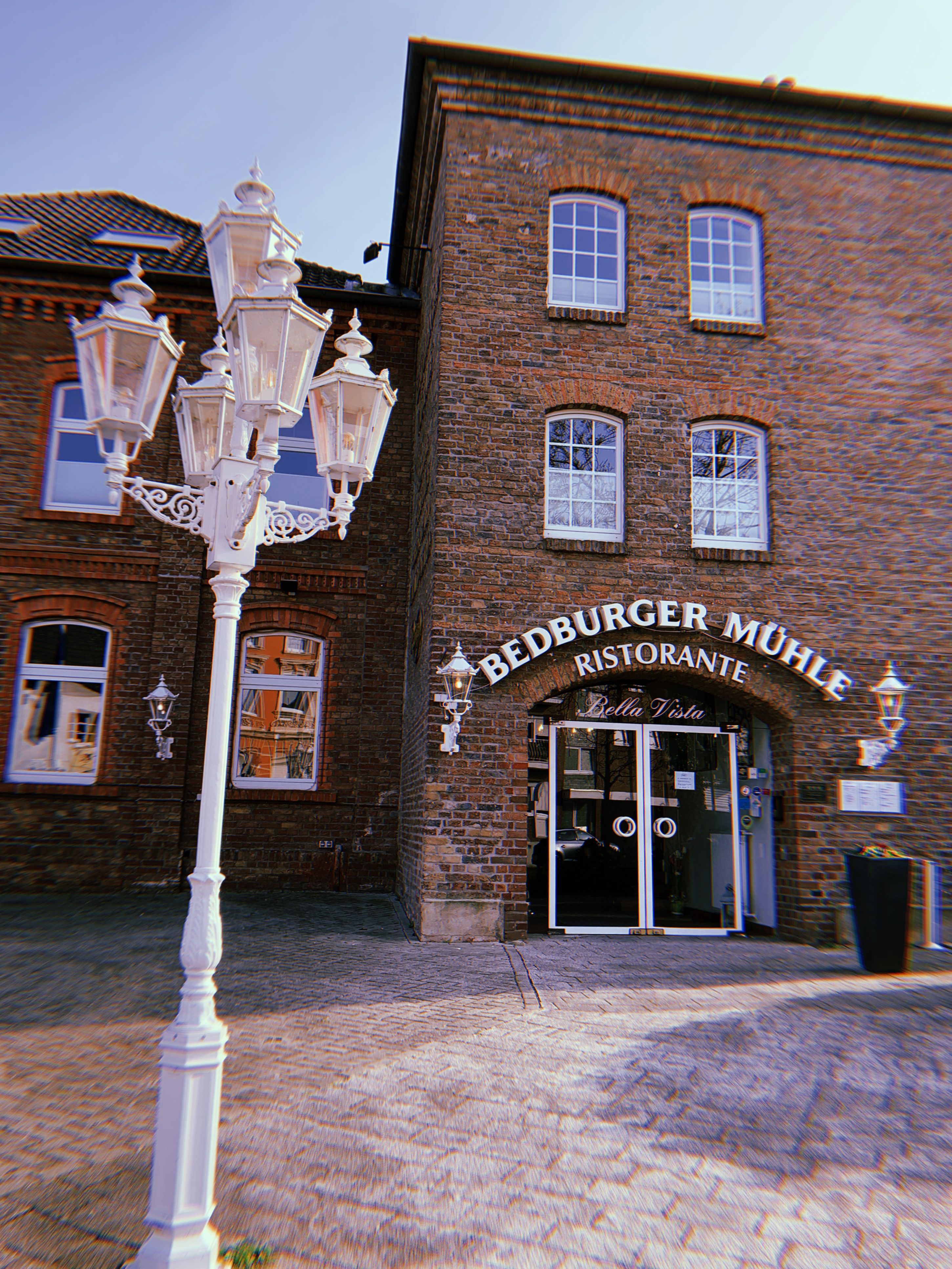 Blick auf den Eingang des Hotels Bedburger Mühle