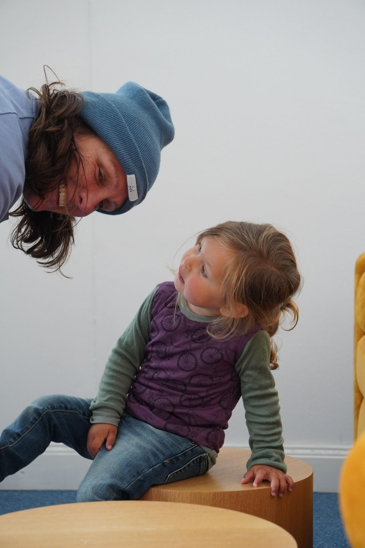 Jule Wagner, Kind sitzt auf einem Hocker im Hotel "Alte Lohnhalle"