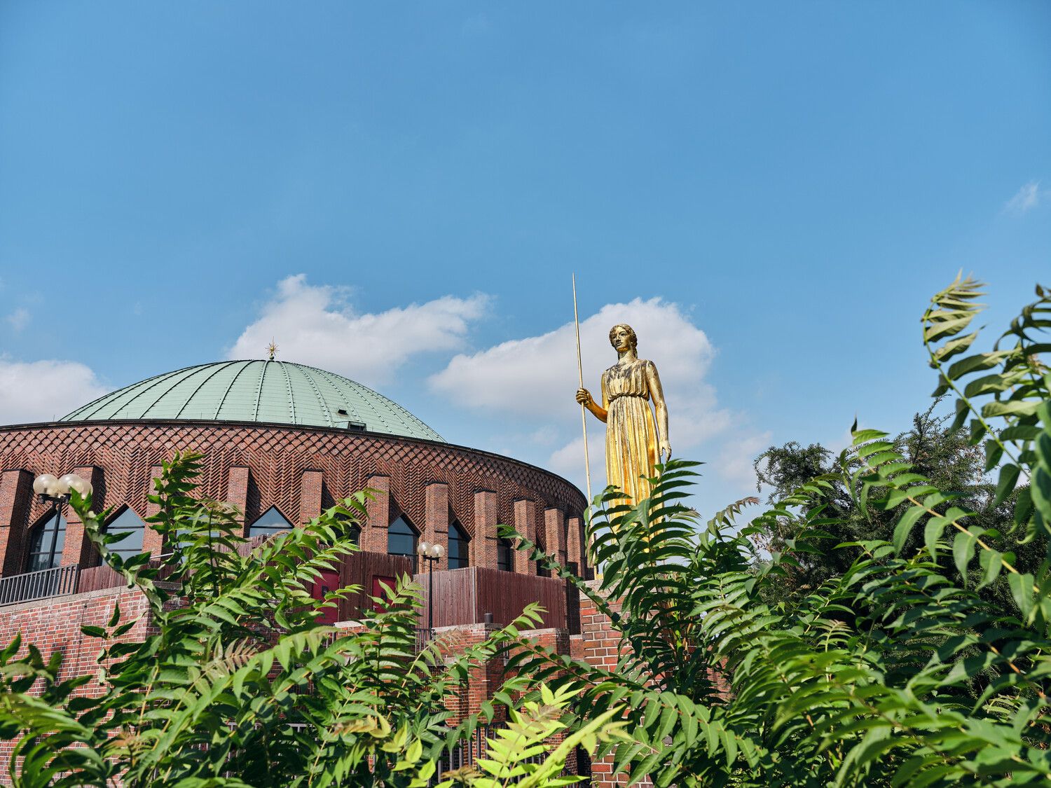 Tonhalle Goldene Statue
