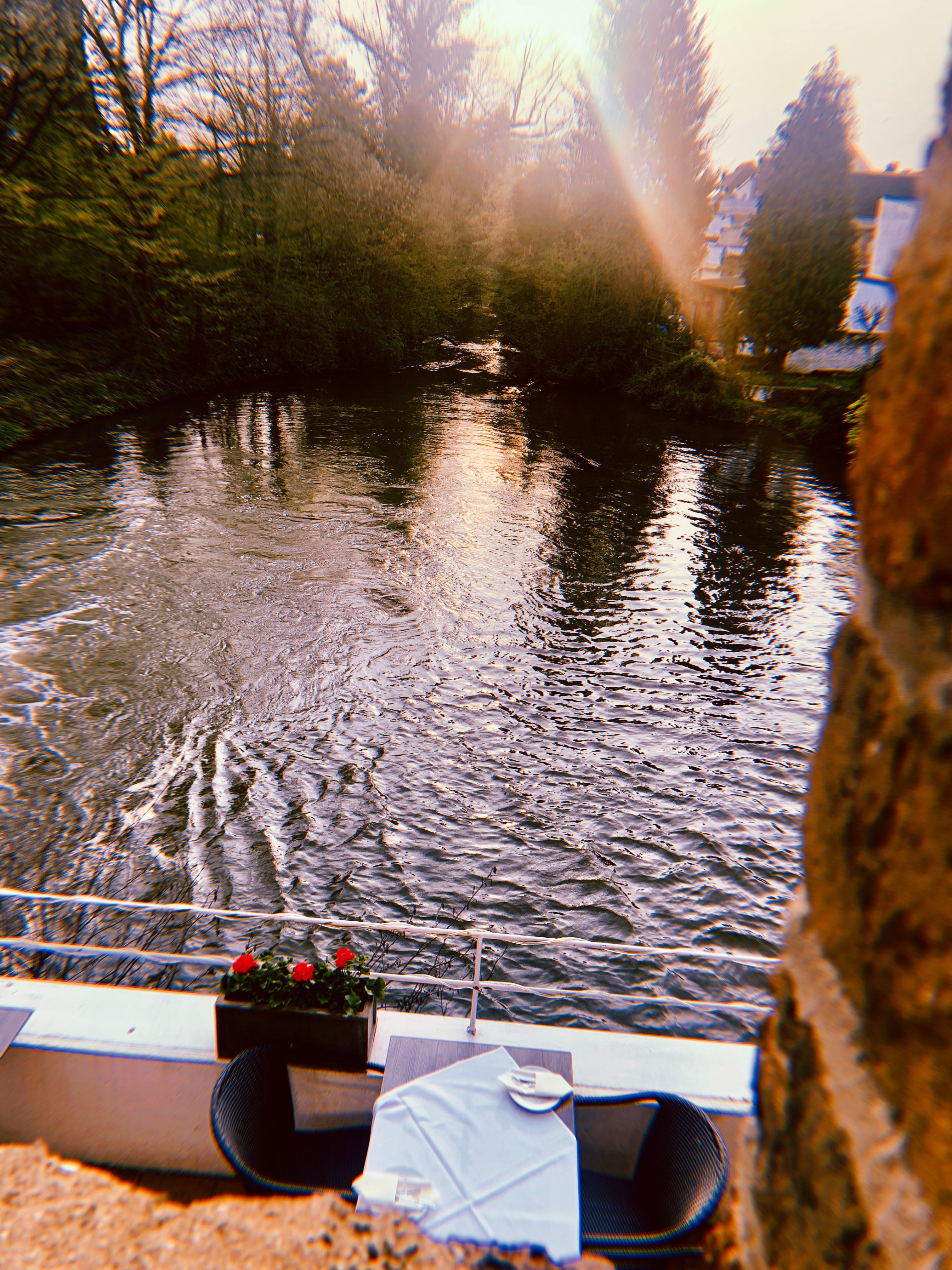 Blick auf die Terrasse des Restaurants Bella Vista im Hotel Bedburger Mühle, welches sich an der Erft befindet